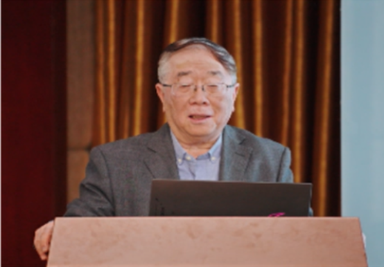 男子的脸部特写与图片配字 描述已自动生成